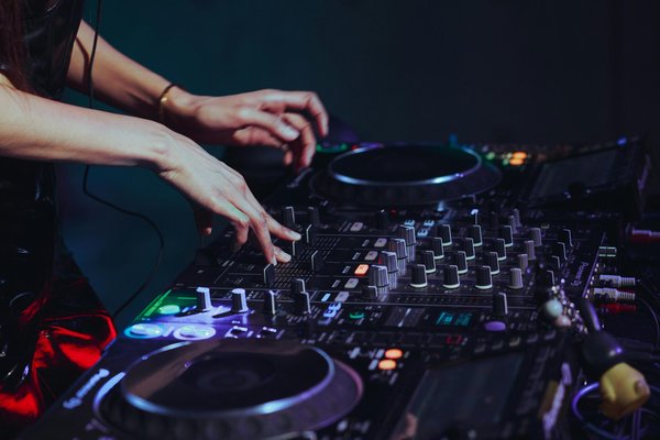 Top DJs en Normandie pour des soirées inoubliables